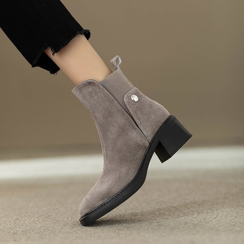 Women'S Accessories Trends 2025 - 스웨이드 여성 청키 앵클 부츠 패션